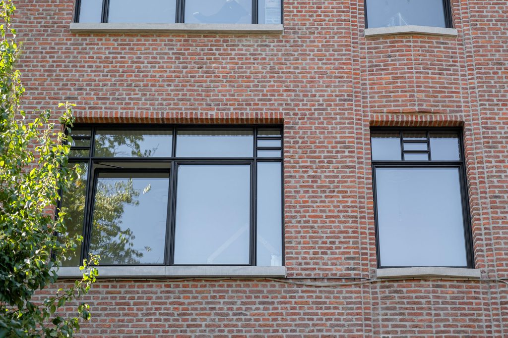 Aluminium steellook ramen voor een stadswoning in Mortsel
